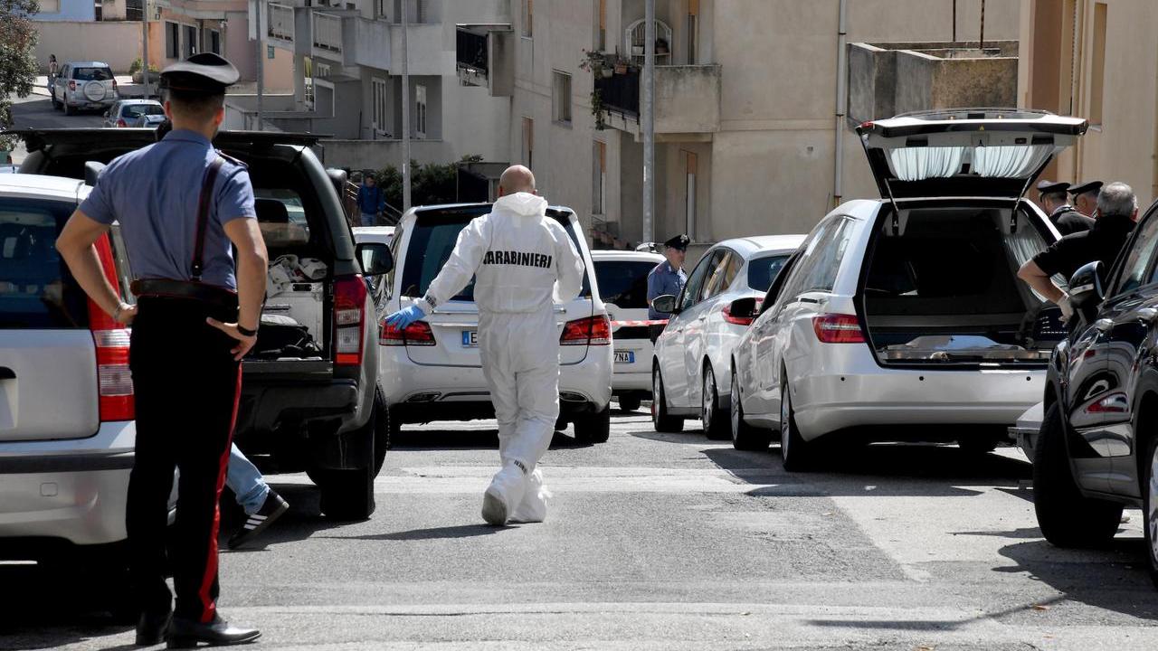 Nuoro agenti del Ris sul luogo della strage in via Ichnusa