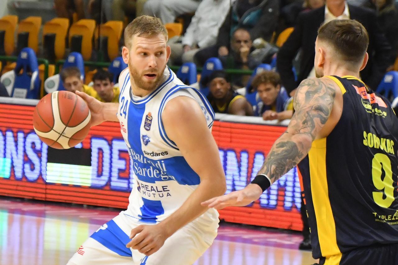 Basket, la Dinamo parte malissimo. Scafati vince a Sassari 86-97