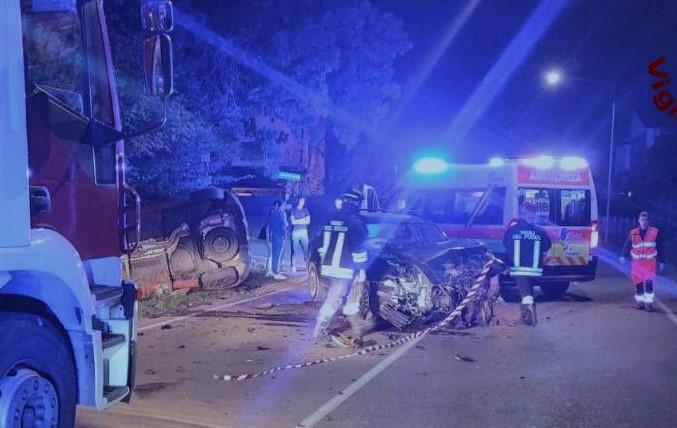 Modena, pauroso scontro frontale tra due auto sulla Contrada: una si ribalta
