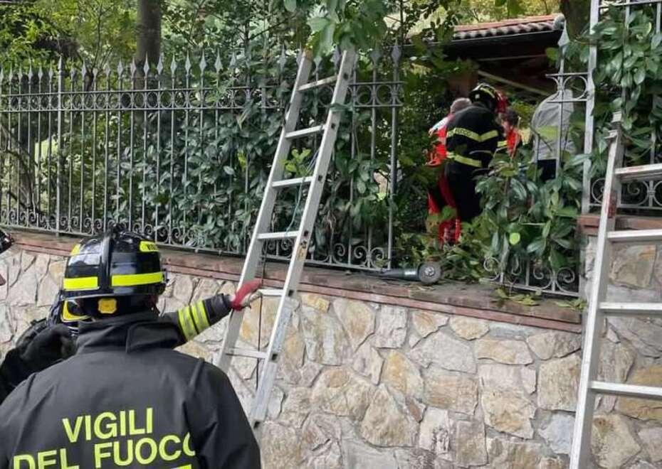Lucca, cade dalla scala e viene trafitto dalla ringhiera di casa: è grave
