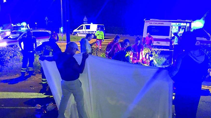 I soccorsi disperati sul luogo della tragedia (foto Gazzetta di Reggio)