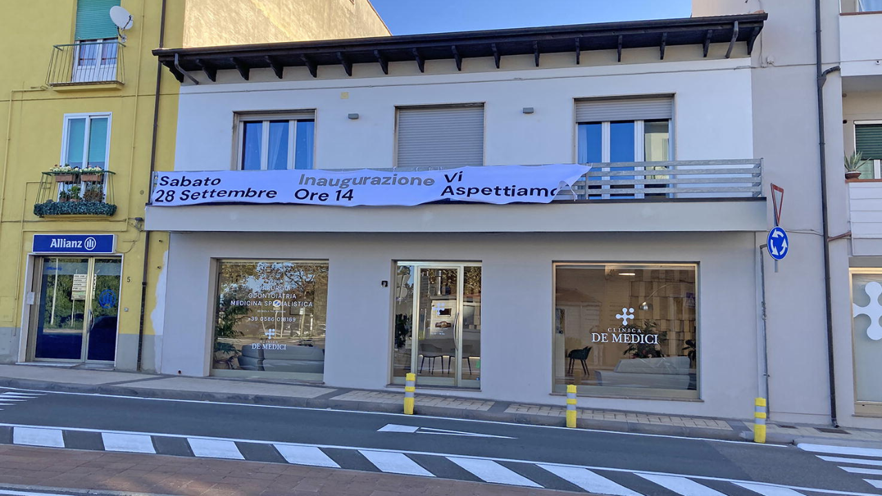 Le vetrine della clinica (Foto di Michele Falorni/Silvi)