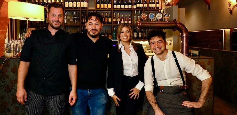 Angelo Testa (il secondo da sinistra) insieme al suo staff