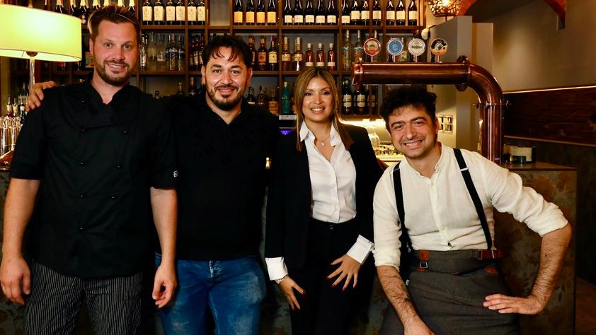 Angelo Testa (il secondo da sinistra) insieme al suo staff