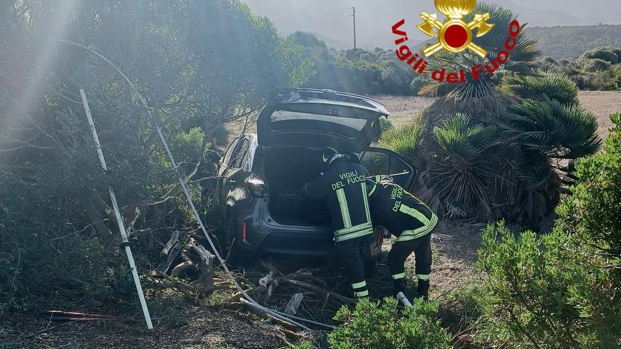 Auto fuori strada sulla Alghero-Bosa: intervengono i vigili del fuoco