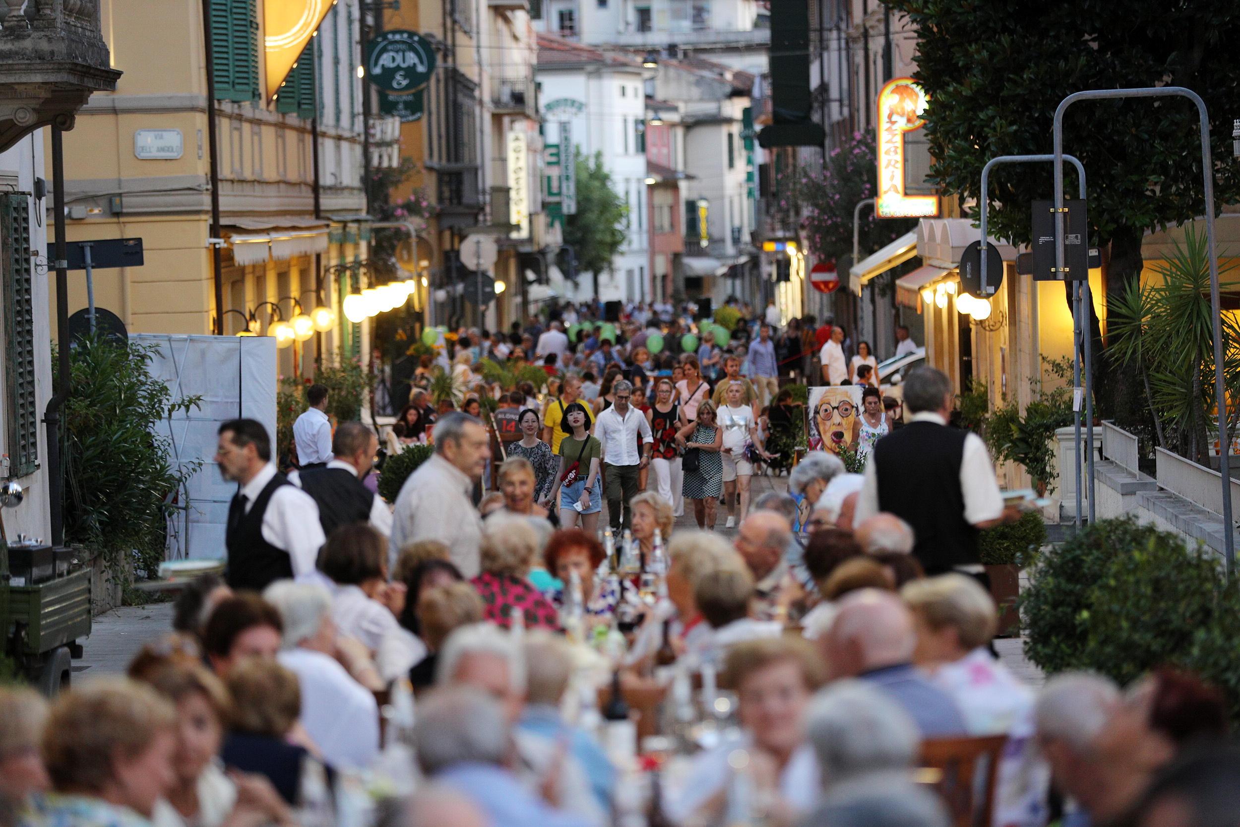 Nella foto di Nucci: i turisti in città