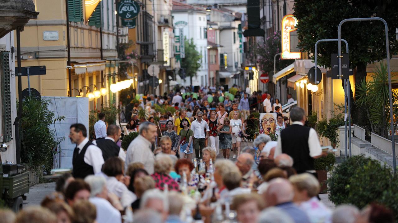 Nella foto di Nucci: i turisti in città