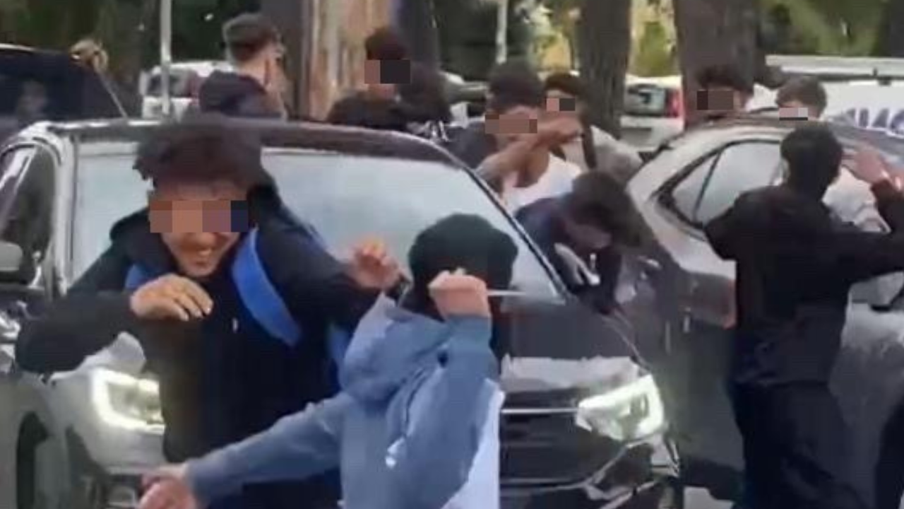 Un momento della rissa davanti al Dagomari. Il ragazzo di spalle impugna un oggetto appuntito, forse un coltello