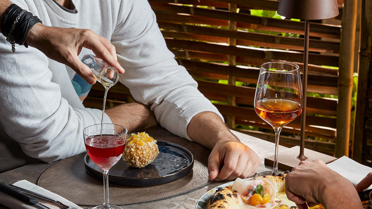 Un abbinamento tra pizza e cocktail offerto da “Elementi” la pizzeria di via Firenzuola premiata dal Gambero Rosso