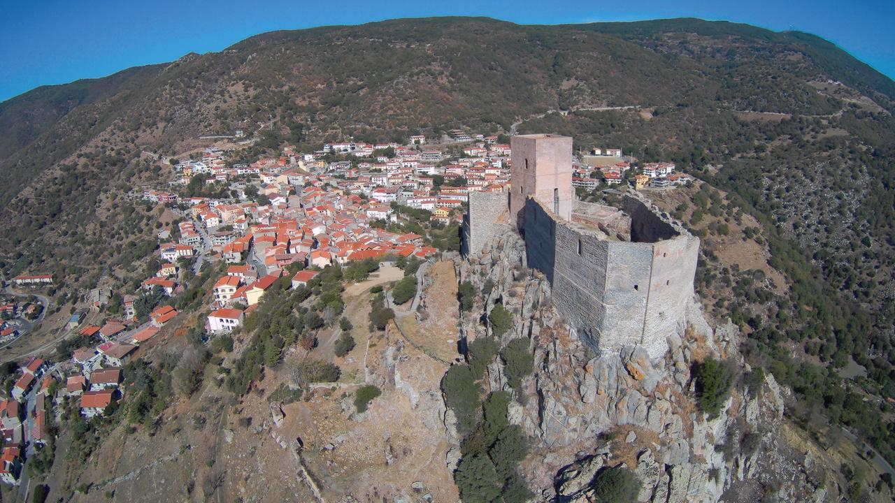 
	Il Castello di Burgos (foto Antonio Figoni, license CC BY-SA)

