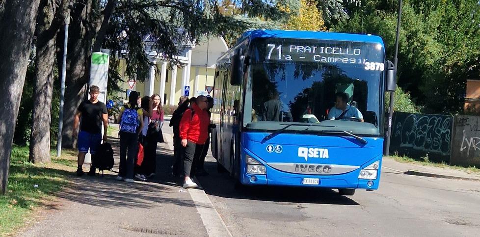 «L’autobus 71 è sempre affollato. Mia figlia non riesce mai a salire»