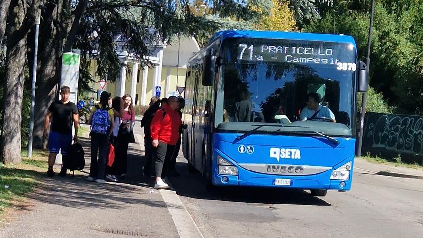 «L’autobus 71 è sempre affollato. Mia figlia non riesce mai a salire»
