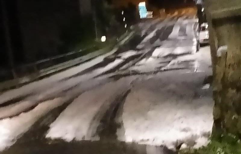 Grandinata nel cuore della notte in Appennino: come neve sulle strade