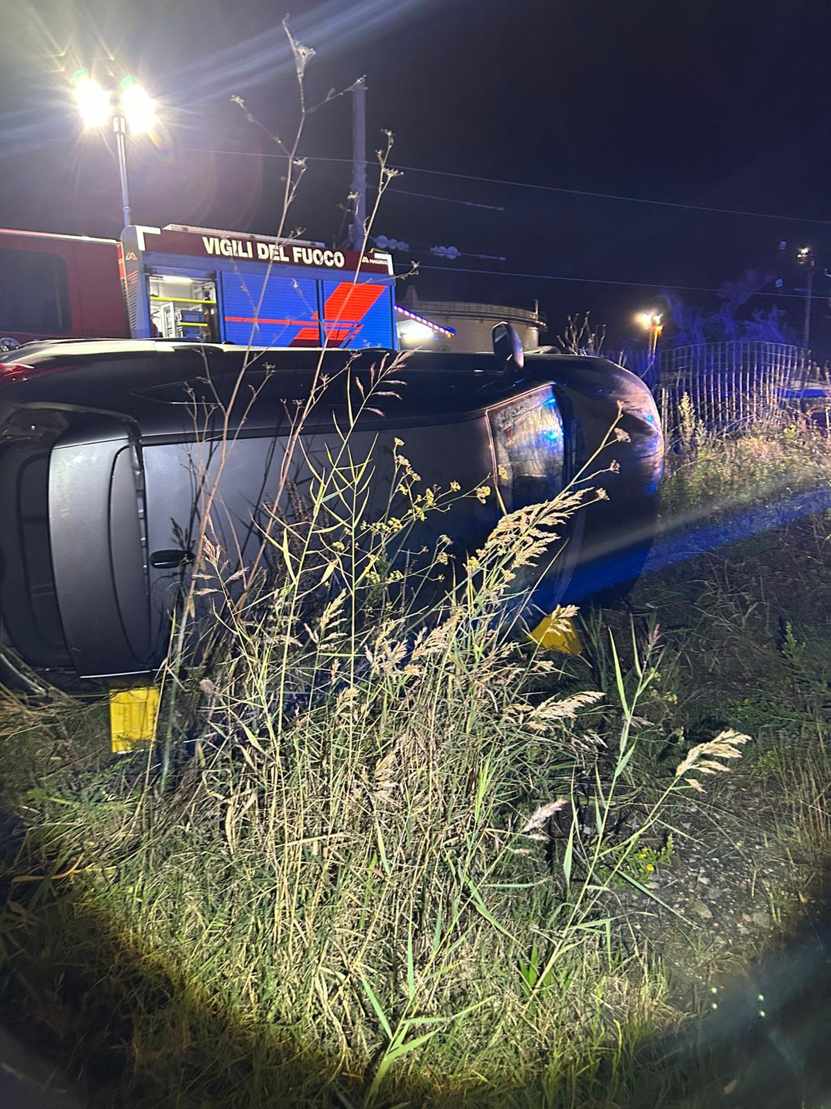 Livorno, va fuori strada con l’auto e si cappotta