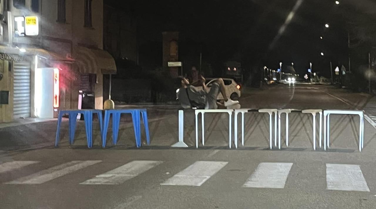 Ubriaco si sdraia sui tavoli e chiude la via provinciale