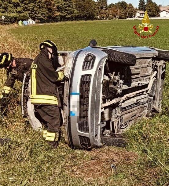 Auto si ribalta in via dei Quercioli, feriti due bambini