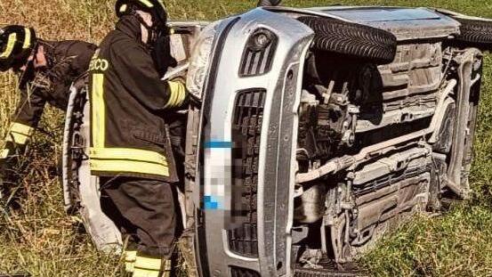 Auto si ribalta in via dei Quercioli, feriti due bambini
