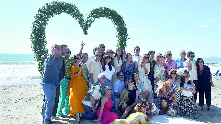 La foto di gruppo con gli invitati