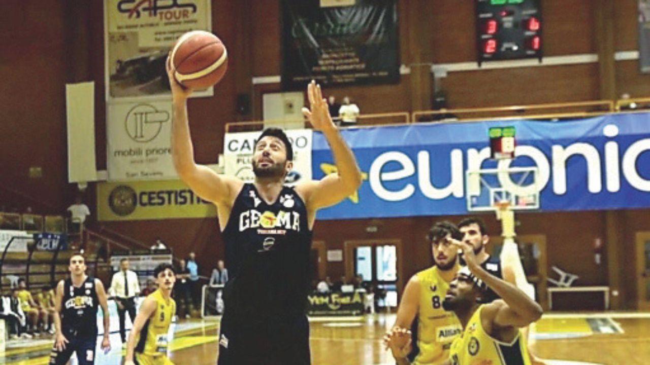 Lorenzo D’Alessandro al tiro contro l’Allianz San Severo: ha realizzato sette punti