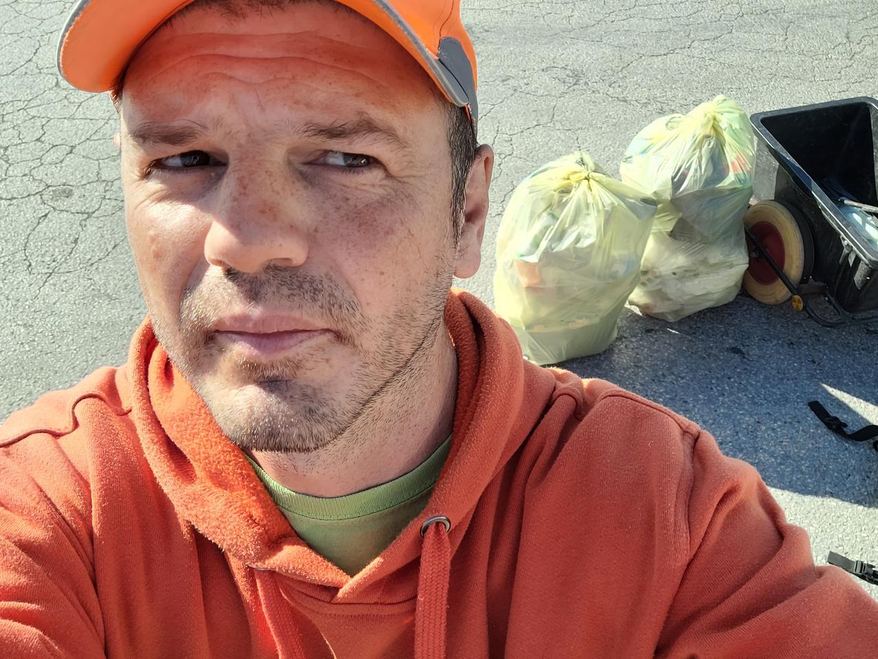 Livorno, piazzola di via Firenze: Mr Green la ripulisce e porta via 12 chili di spazzatura