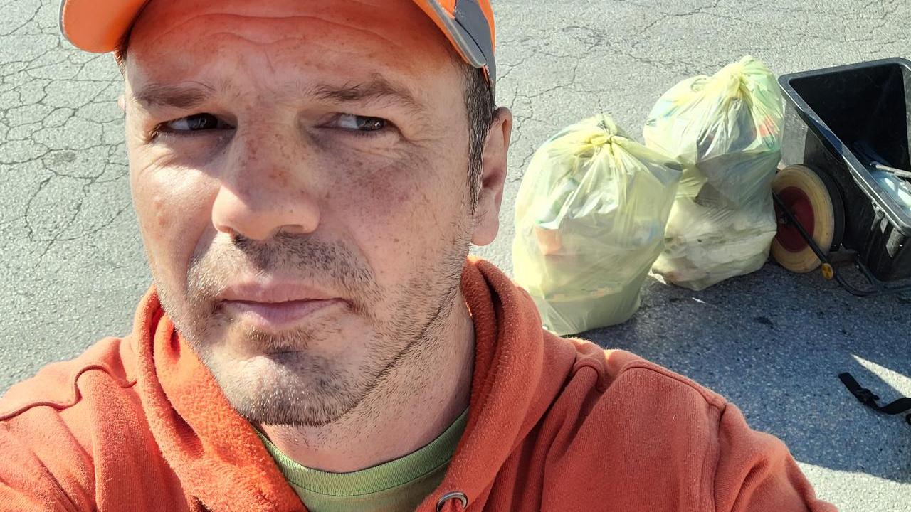 Livorno, piazzola di via Firenze: Mr Green la ripulisce e porta via 12 chili di spazzatura