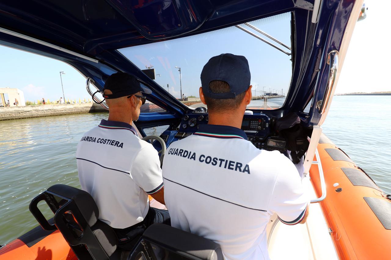 Lido Scacchi, il corpo di una donna recuperato dal mare