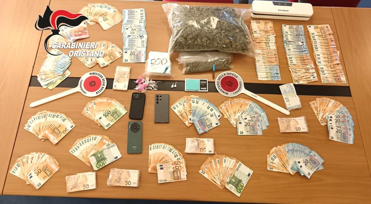 
	La droga, i soldi e il materiale per lo spaccio recuperati dai carabinieri

