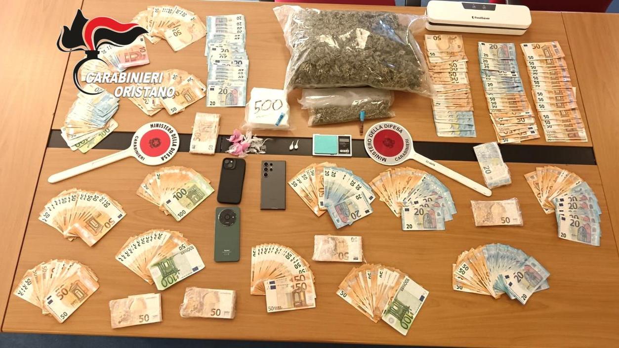 La droga, i soldi e il materiale per lo spaccio recuperati dai carabinieri