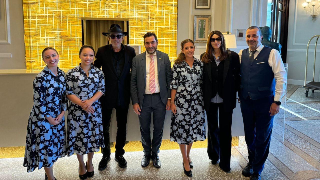 
	Monica Bellucci e tim Burton con lo staff del Grand hotel Principe di Piemonte di Viareggio

