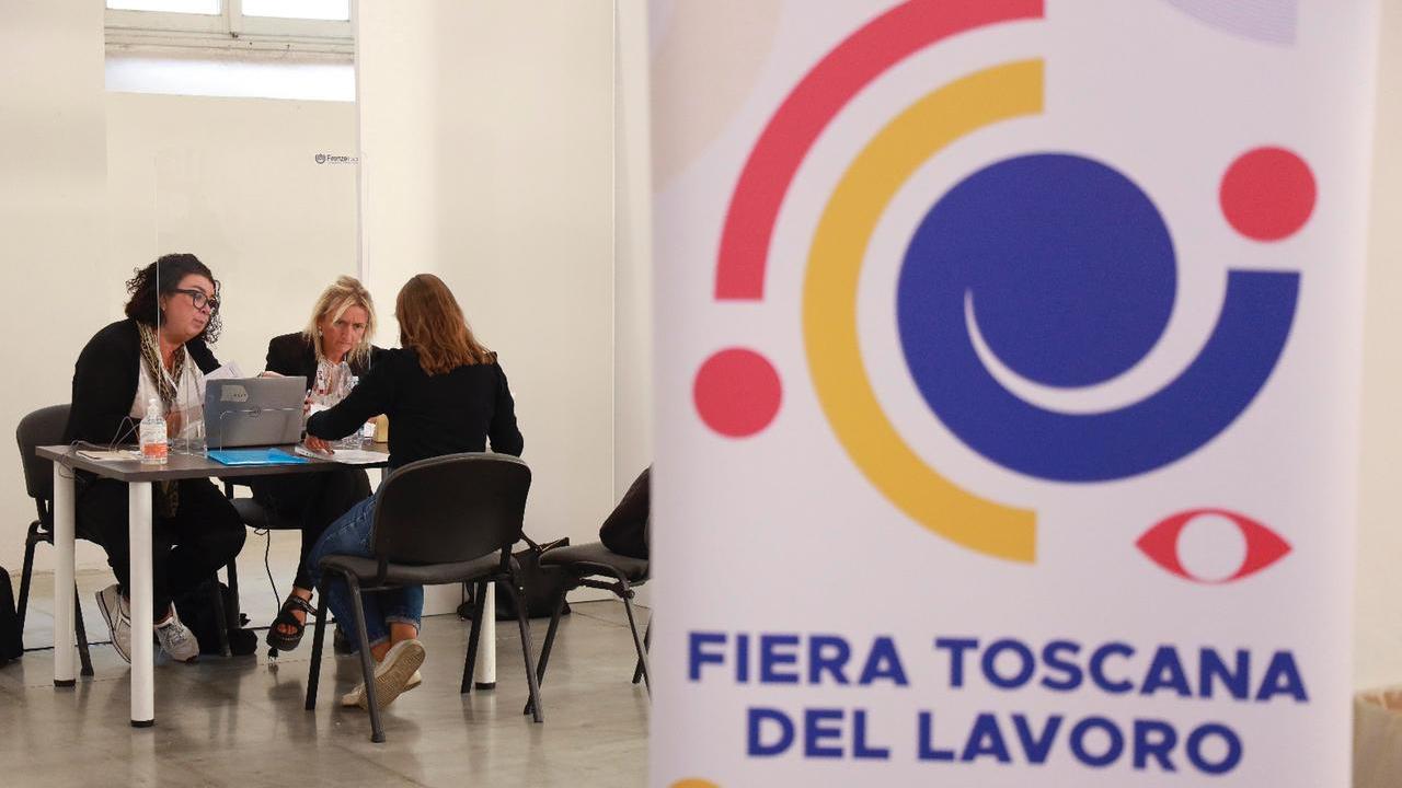 Un colloquio durante la Fiera Toscana del Lavoro