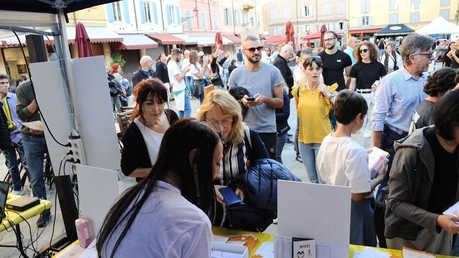 Stuzzicagente riempie il centro di Modena: venduti 5mila gettoni