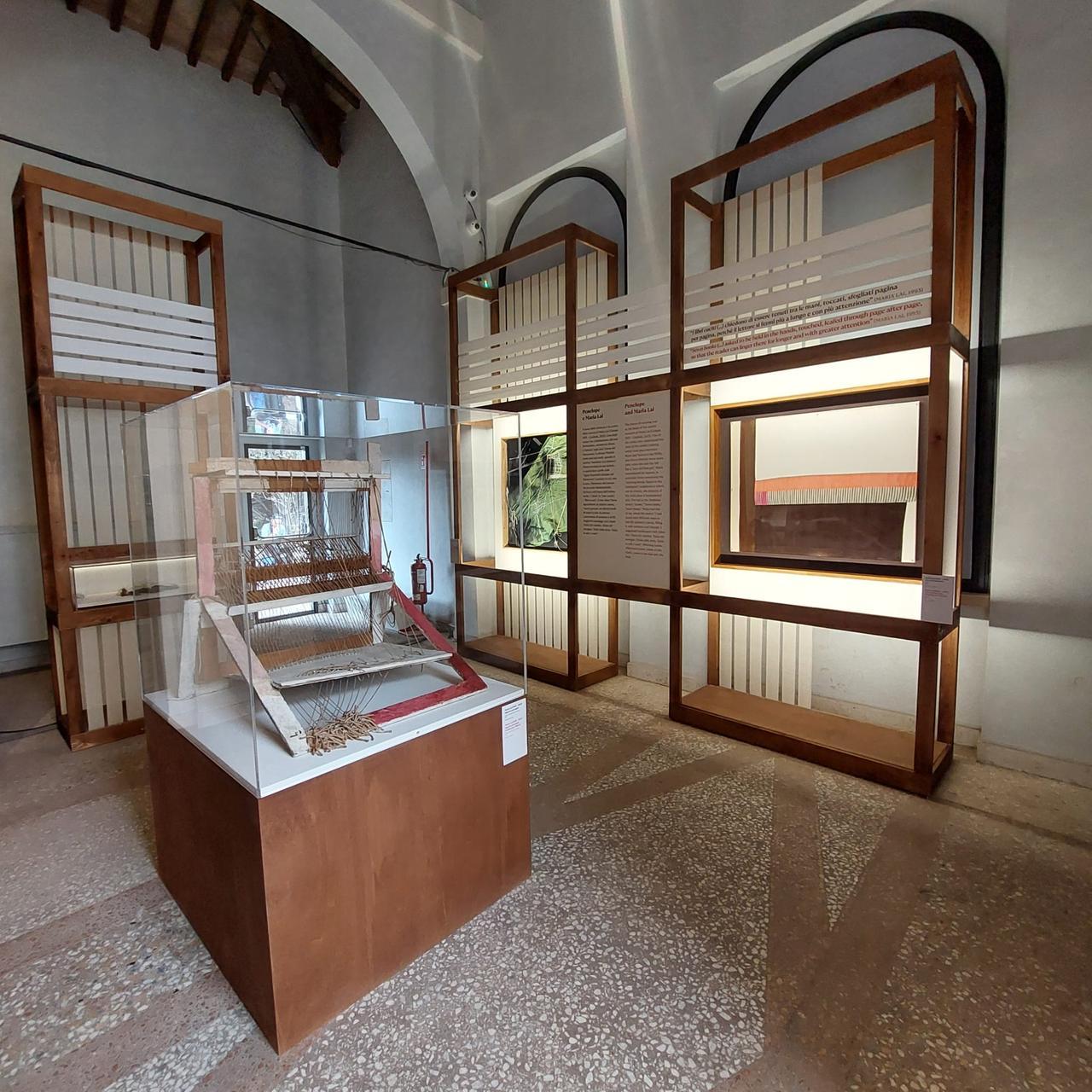 
	Una delle sale della Cantina Antichi poderi in cui &egrave; esposto uno dei telai di Maria Lai

