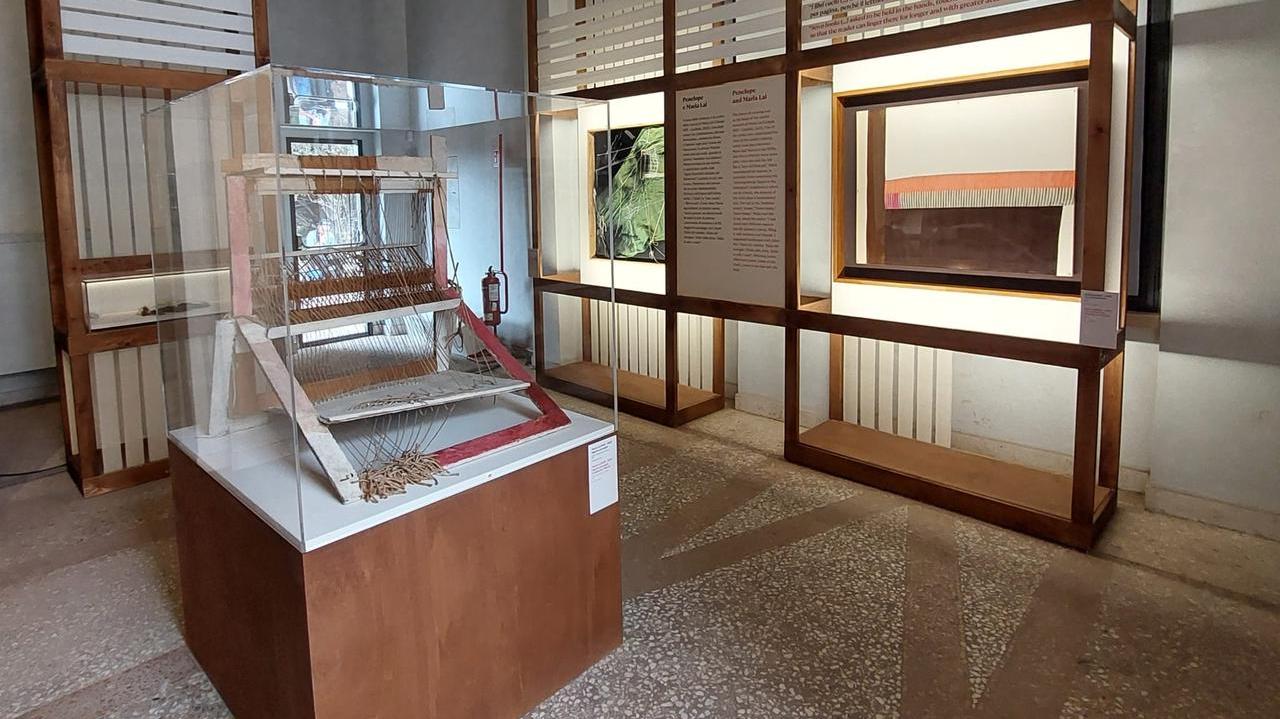 Una delle sale della Cantina Antichi poderi in cui è esposto uno dei telai di Maria Lai