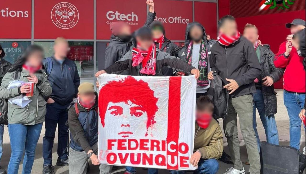 Londra, tifosi allo stadio con lo striscione di Aldro: «Ma ci hanno fatto uscire»