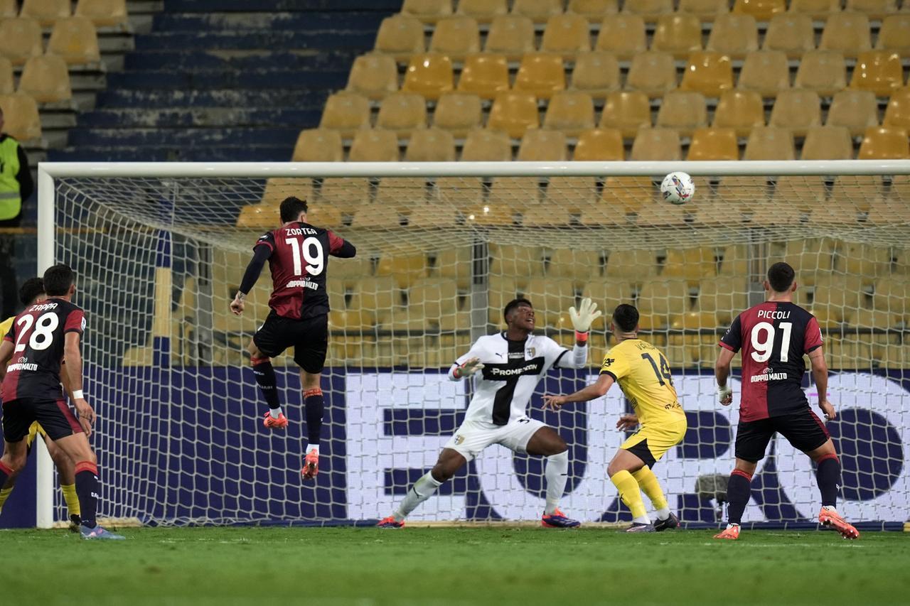 
	<strong>Nadir Zortea </strong>di testa realizza il gol del Cagliari

