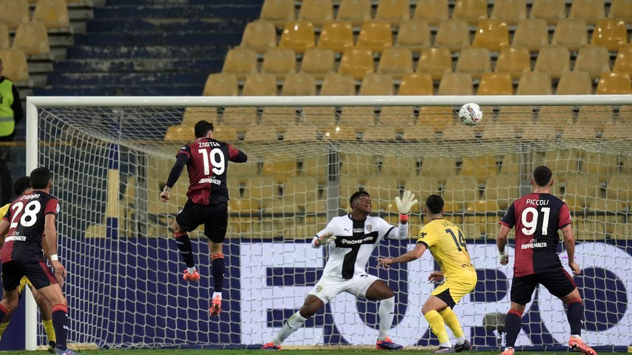 <strong>Nadir Zortea </strong>di testa realizza il gol del Cagliari