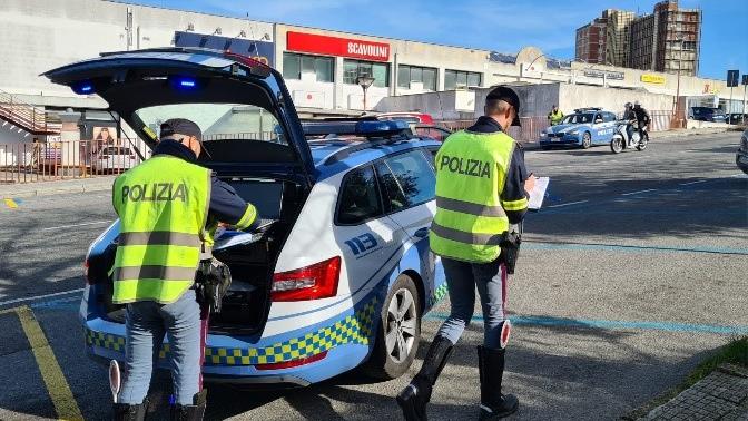 Controllo posto di blocco della polizia stradale