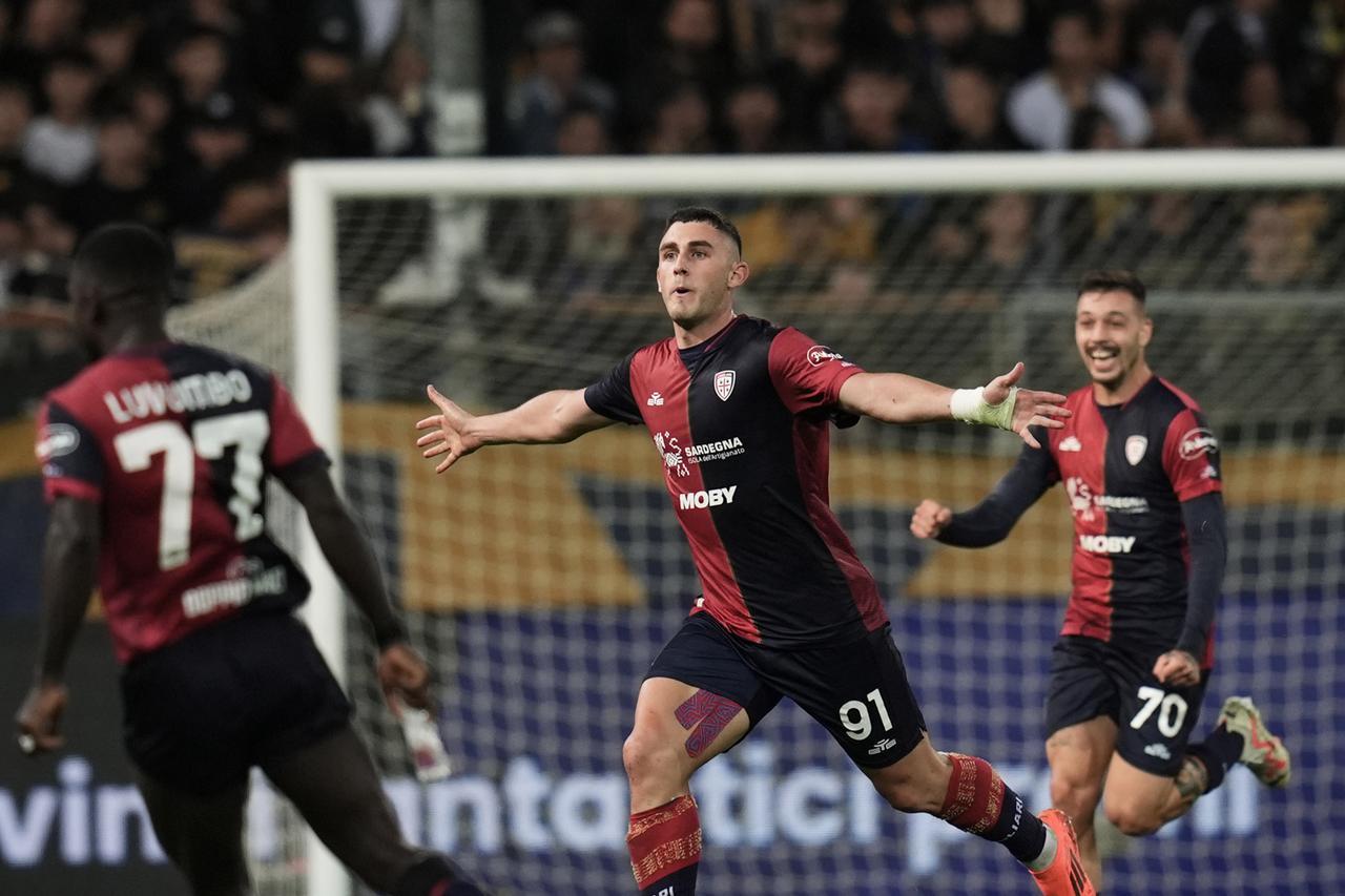 Prima vittoria del Cagliari: batte il Parma e lascia l’ultimo posto in classifica