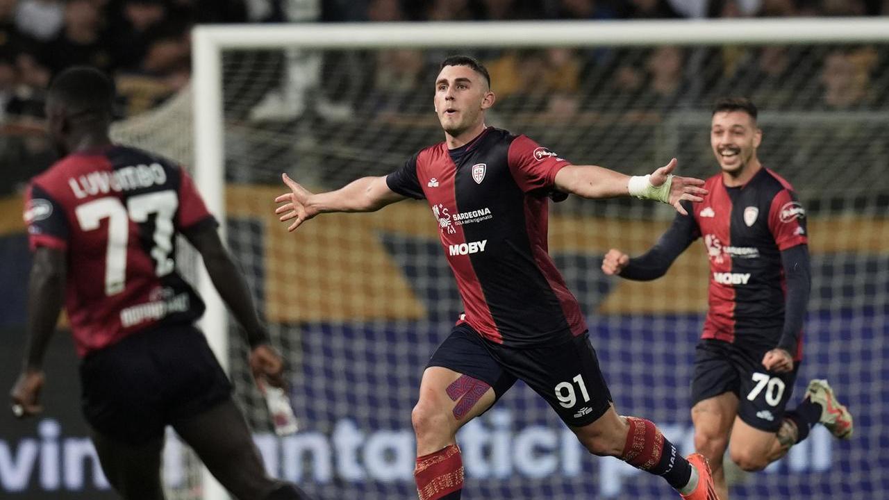 Prima vittoria del Cagliari: batte il Parma e lascia l’ultimo posto in classifica