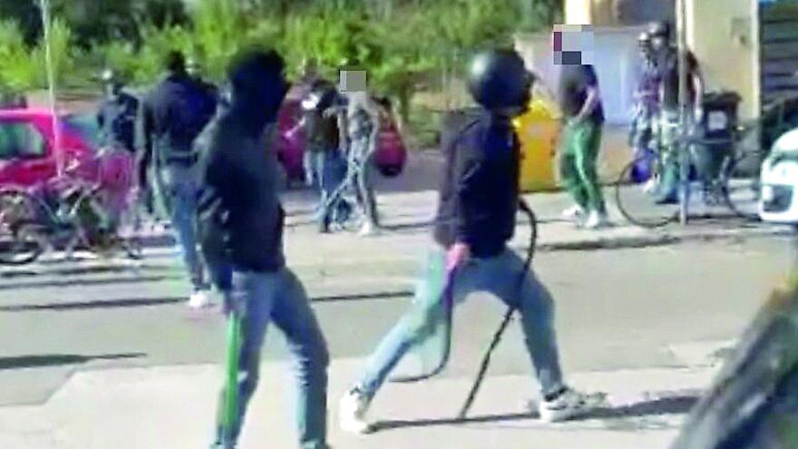 Immagine degli scontri tra tifosi