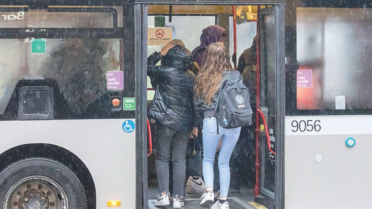 Studenti su un bus di linea per raggiungere gli istituti superiori (archivio)