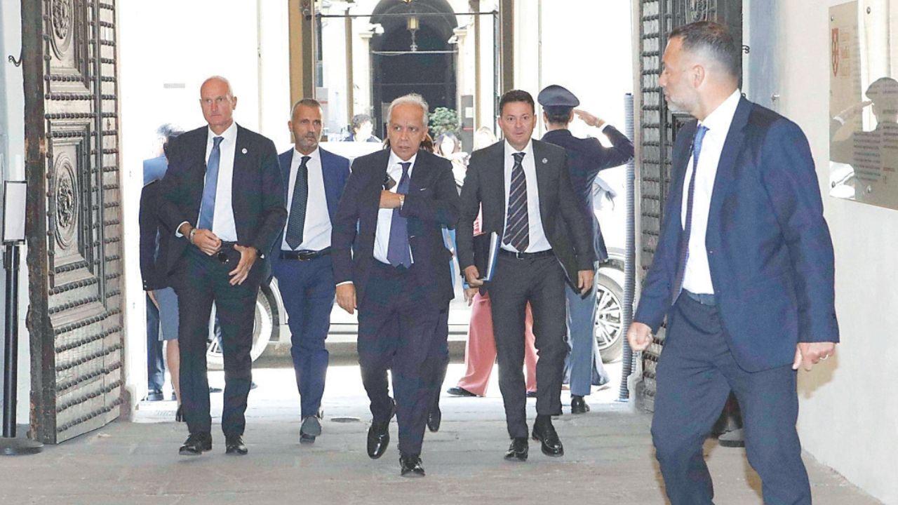 L’arrivo del ministro Matteo Piantedosi (al centro) in prefettura a Firenze per l’incontro del Comitato per l’ordine e la sicurezza che si è svolto nel pomeriggio