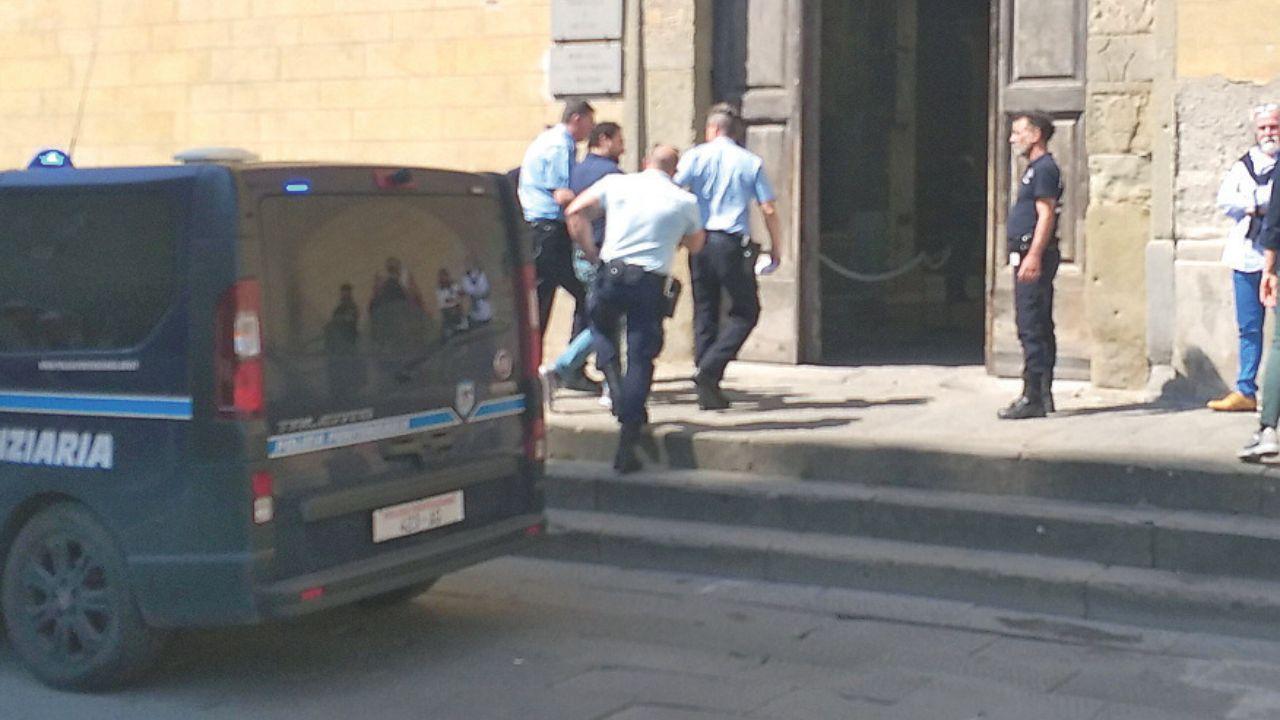 Alex Antonelli mentre viene portato in tribunale dalla penitenziaria