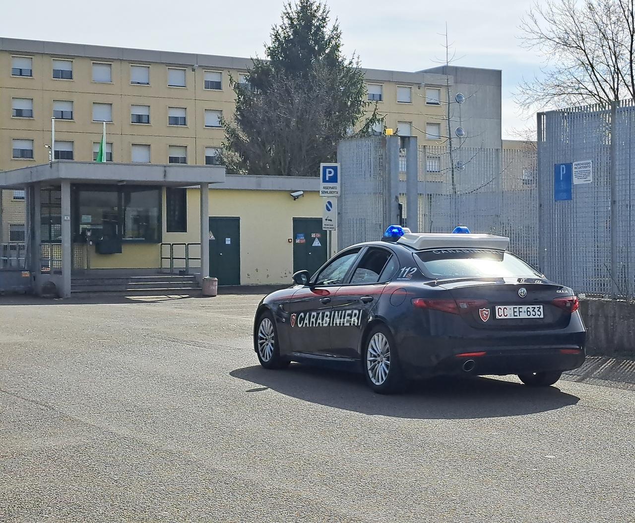 Reggiolo: litiga in cantiere, minaccia datore di lavoro e colleghi e spara