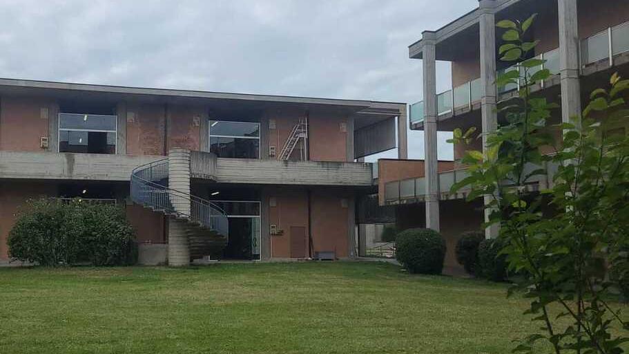 Scale chiuse e infiltrazioni: i cimiteri di Sassuolo diventano un caso