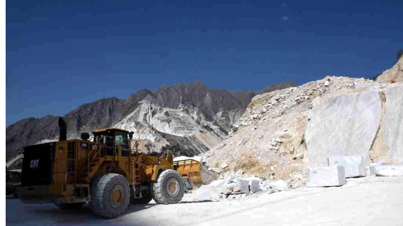 Carrara, tutti assolti gli imprenditori per l’inchiesta “nero alle cave”