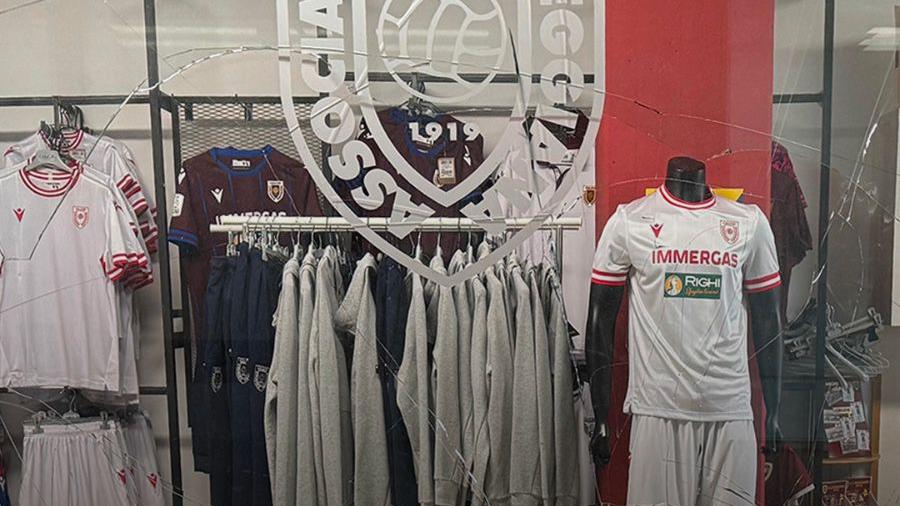 Furto notturno allo store della Reggiana: sfondata la vetrata con un tombino