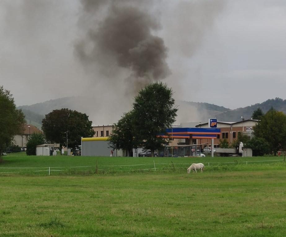 Fiamme alla Mondial Sughero, vigili del fuoco in azione