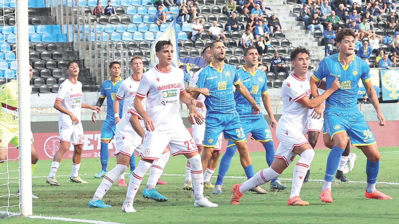 Un momento della partita della Carrarese contro la Reggiana