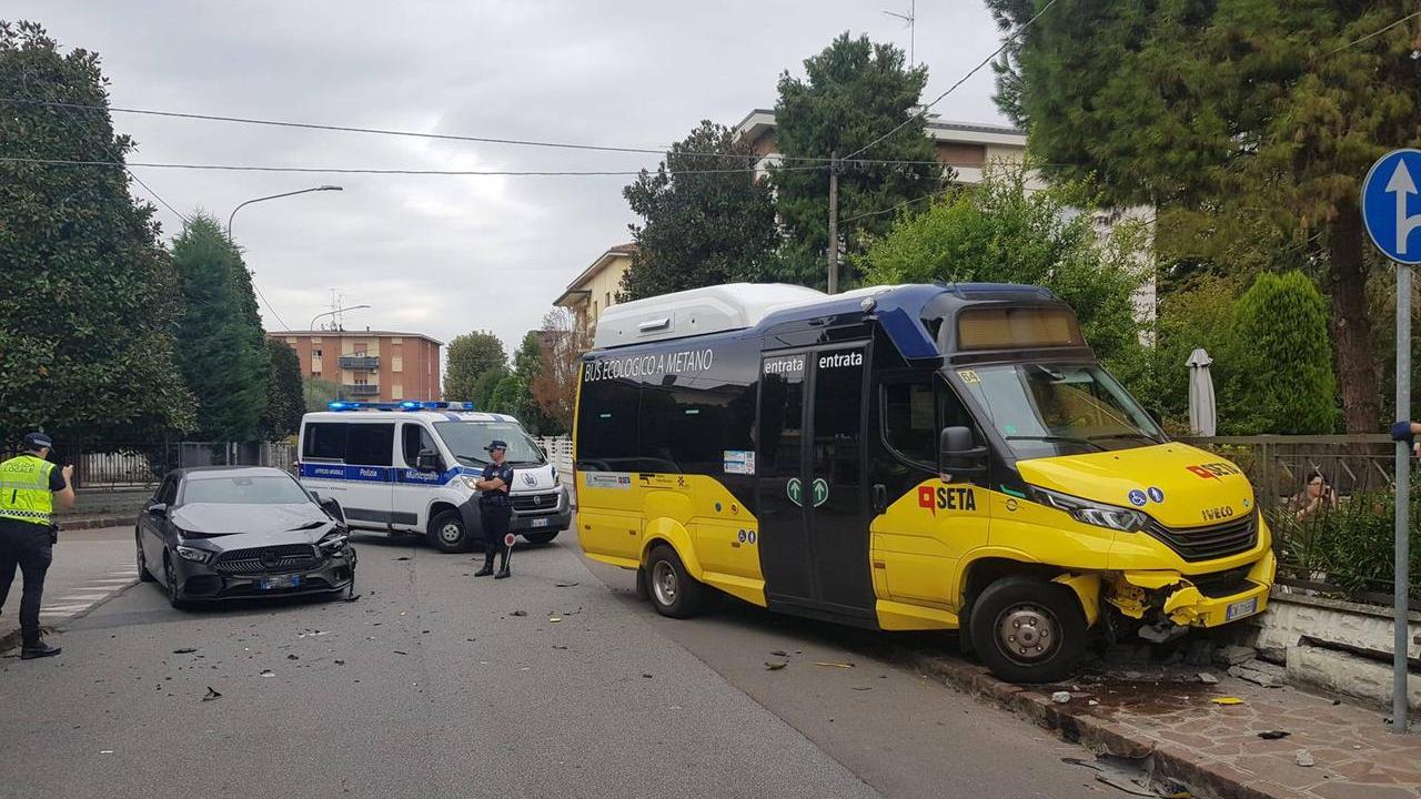 Schianto con un’auto e il bus finisce contro il cancello di una casa